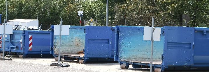 drei blaue Müllcontainer