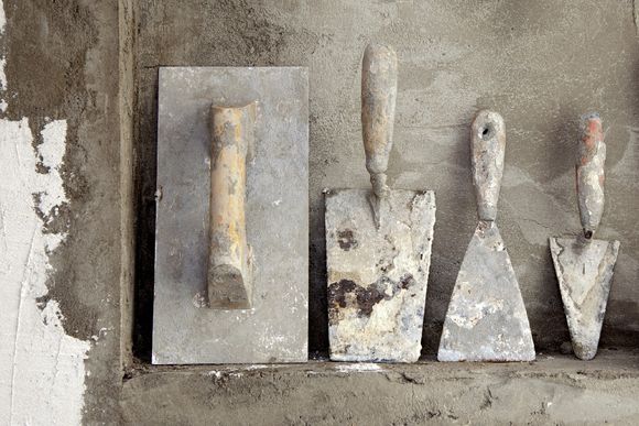 Verschiedene Arten von Spachteln um Zement aufzutragen