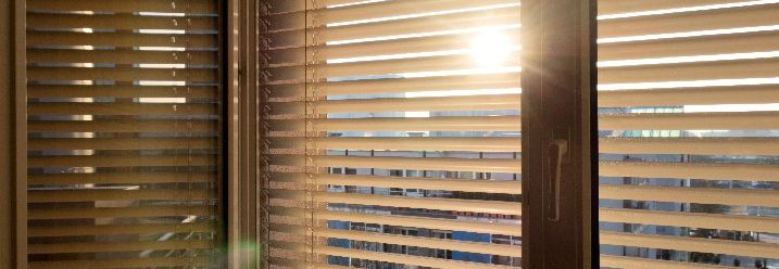 Plissee an Fensterrahmen als Sonnenschutz 