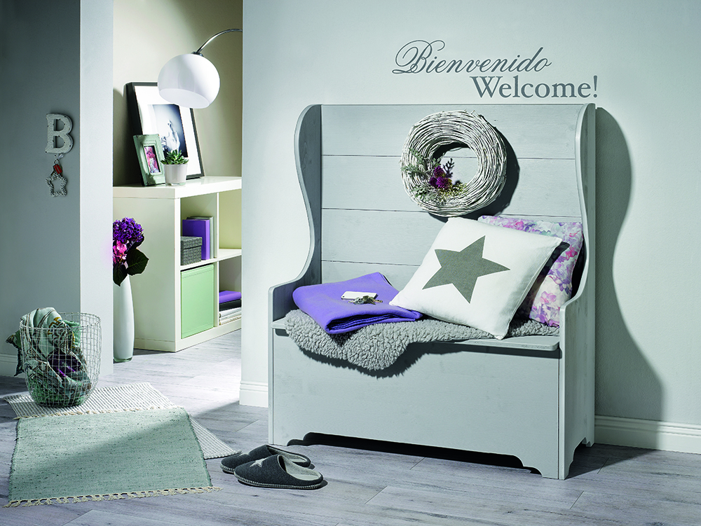 Graue Sitzbank mit Kissen und Decken