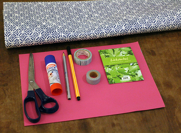 Bastelmaterial auf einem Tisch