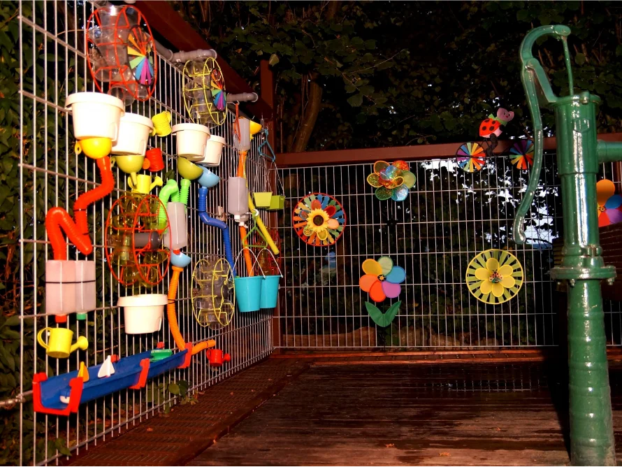 Wasserspielplatz mit bunten Windrädern