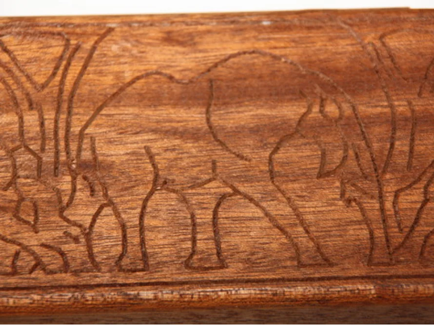 Geschnitzte Antilopen auf einer Holzkiste