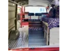 Innenraum eines umgebauten Campingbusses