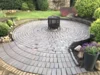 Runder gepflasterter Sitzplatz mit Feuerstelle