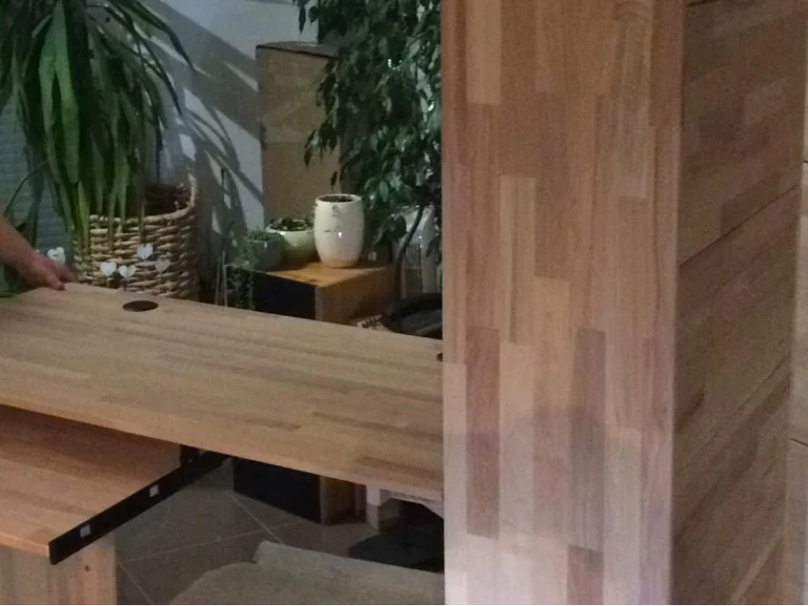 Holztischplatte wird montiert