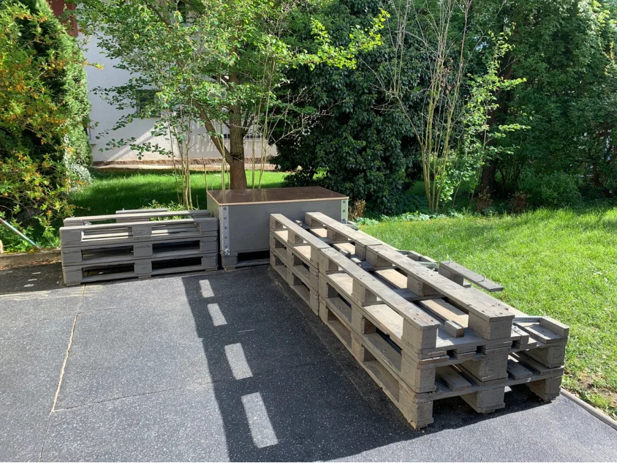 Holzpaletten auf Terrasse