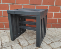 Ein kleiner Hocker aus dunklem Holz