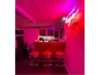 Heimbar in einem Raum mit roter Beleuchtung