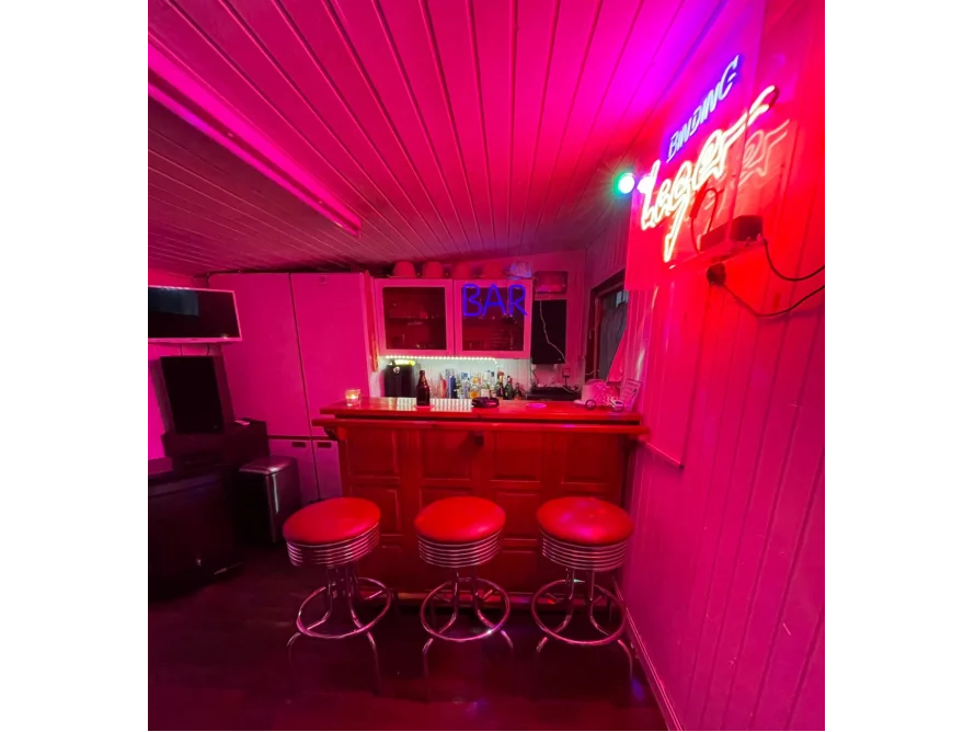 Heimbar in einem Raum mit roter Beleuchtung