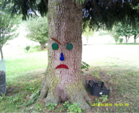 Bösches Gesicht auf Baum gemalt