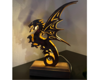 Beleuchteter Holzdrache als Lampe