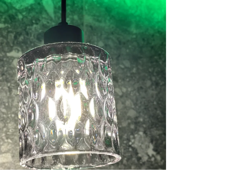 Hängelampe aus Glas mit Beleuchtung