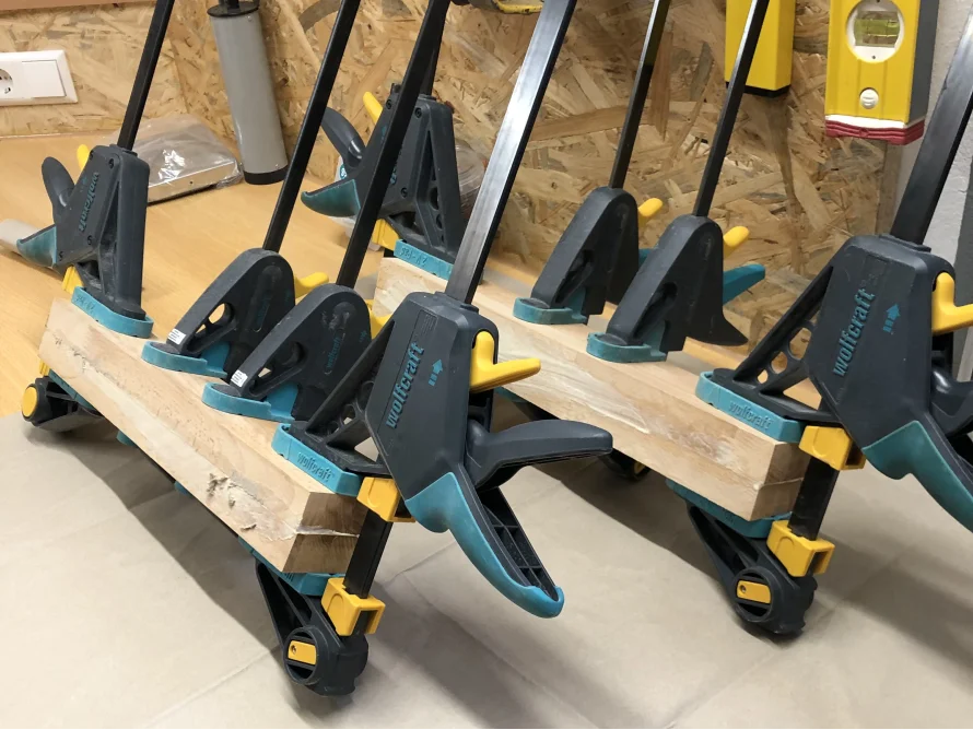 Mehrere Schraubzwingen auf Holz