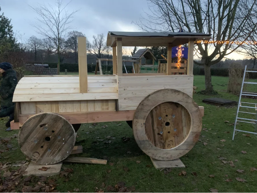 Spielzeugtraktor aus Holz