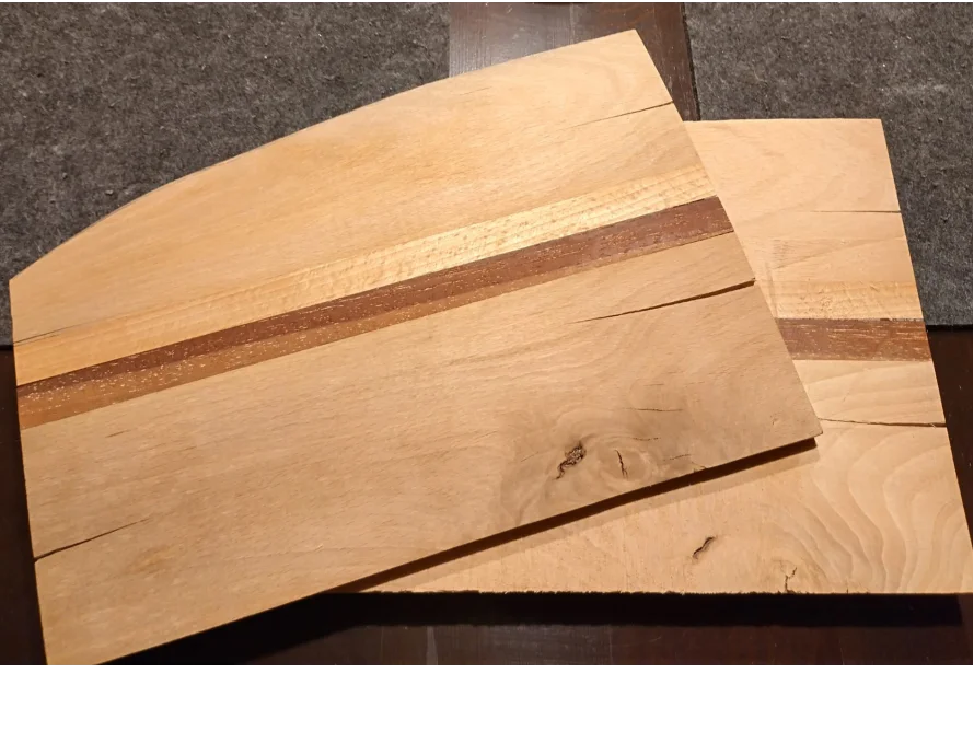 Zwei helle Holzbretter