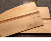 Zwei helle Holzbretter