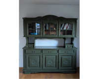 Grüner Vitrinenschrank mit Glastüren