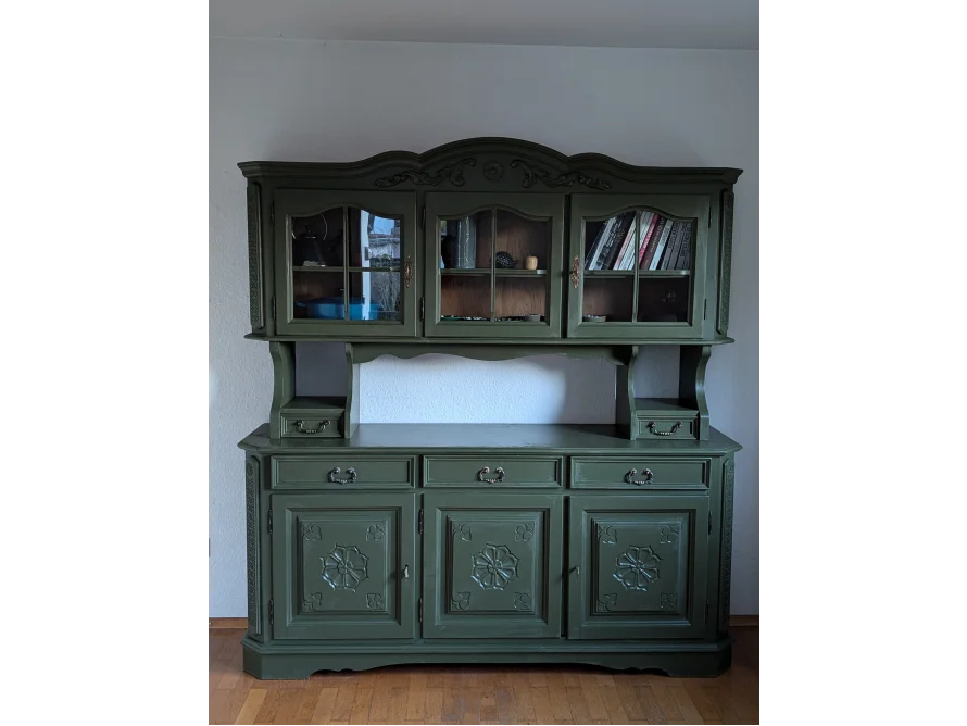 Grüner Vitrinenschrank mit Glastüren