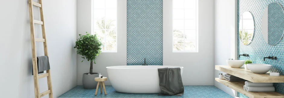 Modernes Badezimmer mit blauer Kachelwand