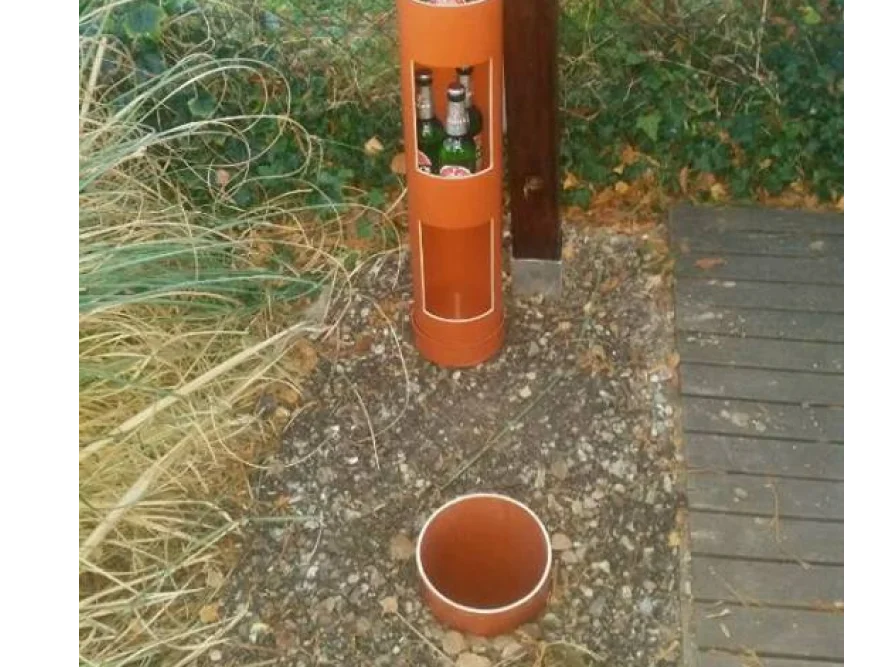 Rohr mit Flaschen darin