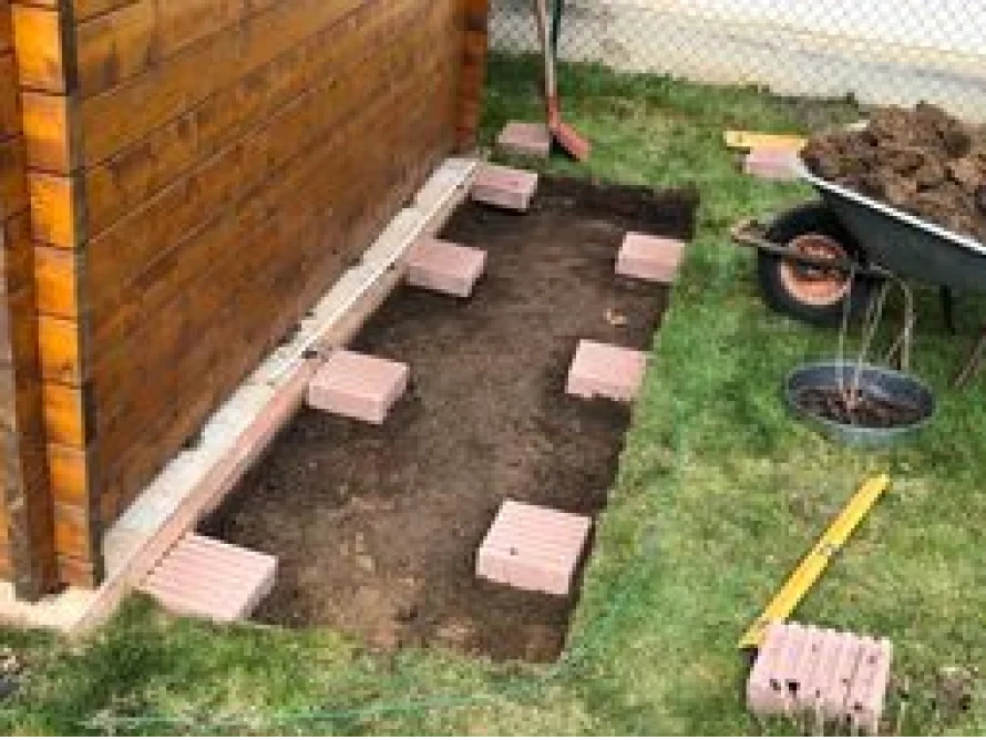 Fundament eines Gartenhauses mit Wasserwaage