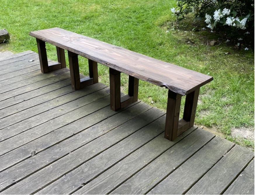 Holzbank auf Terrasse