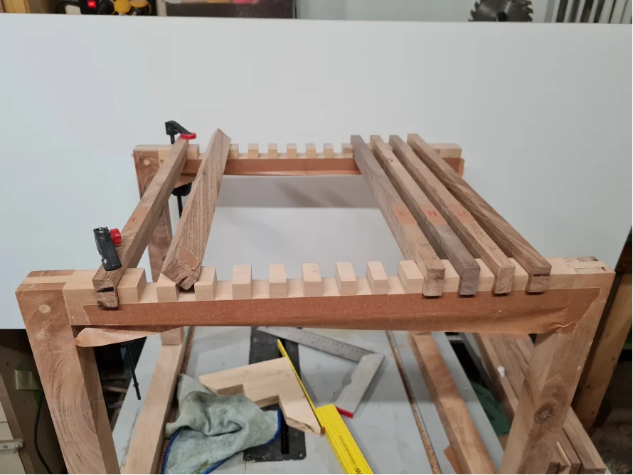 Holzgestell mit Zwingen