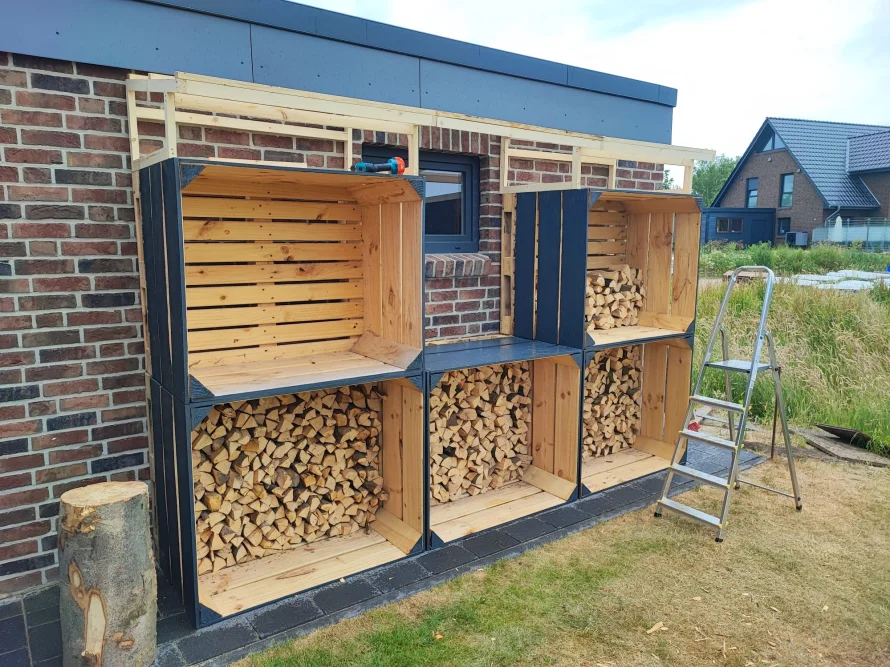 Holzlagerregal mit Brennholz und Leiter