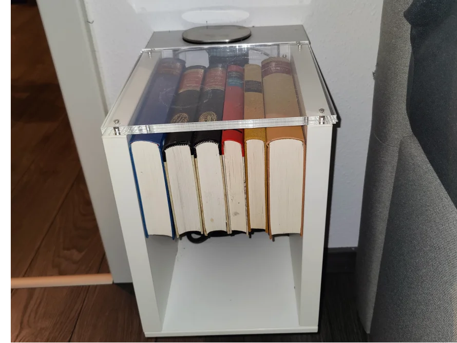 Ein weißes Bücherregal mit Büchern darin.