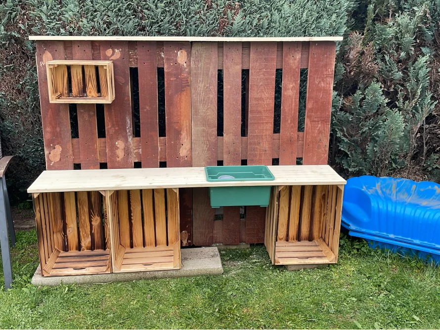 Spielküche im Freien aus Paletten