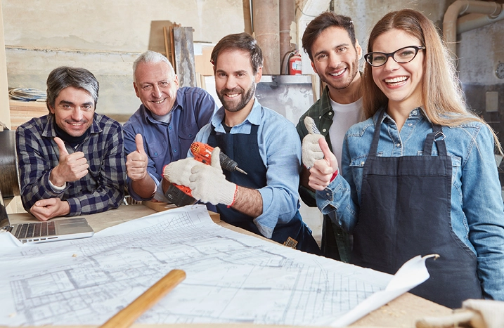 Fünf Personen zeigen Daumen hoch