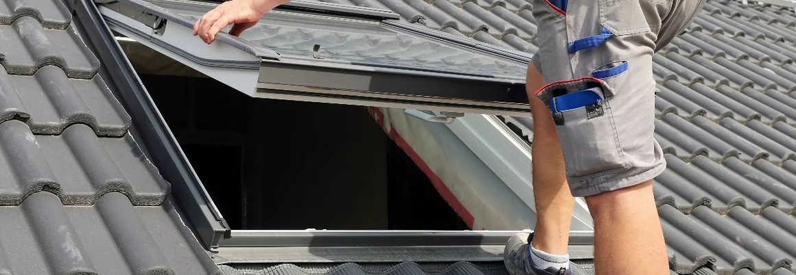 Person montiert Dachfenster.