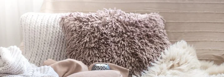 Gemütliche Sofaecke mit Kissen und Decken