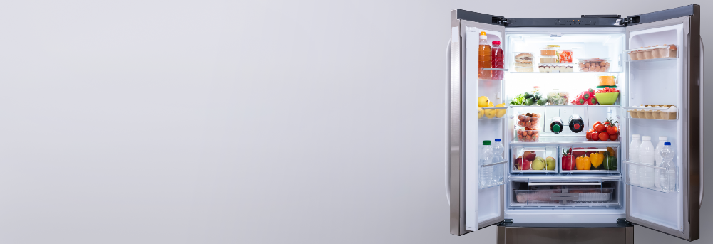 geöffneter Kühlschrank mit vielen Lebensmitteln