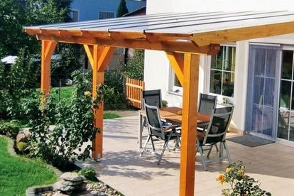 Überdachte Terrasse mit Gartenmöbeln