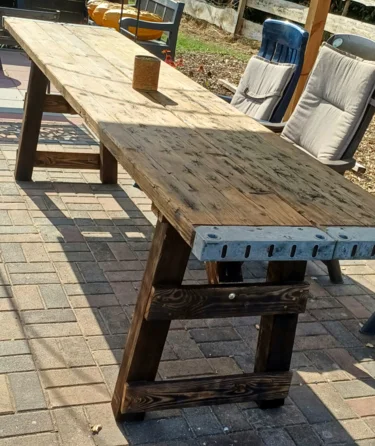 Rustikaler Holztisch auf Terrasse