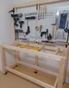 Werkbank aus Holz mit Werkzeugwand