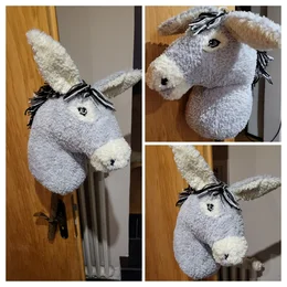 Eine Fotocollage, die einen grauen Plüsch-Eselskopf als Dekoration an einer Tür zeigt.