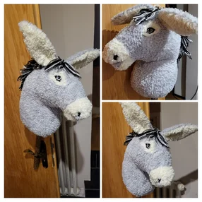Eine Fotocollage, die einen grauen Plüsch-Eselskopf als Dekoration an einer Tür zeigt.