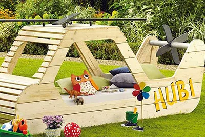 Spielhaus aus Holz in Form eines Hubschraubers