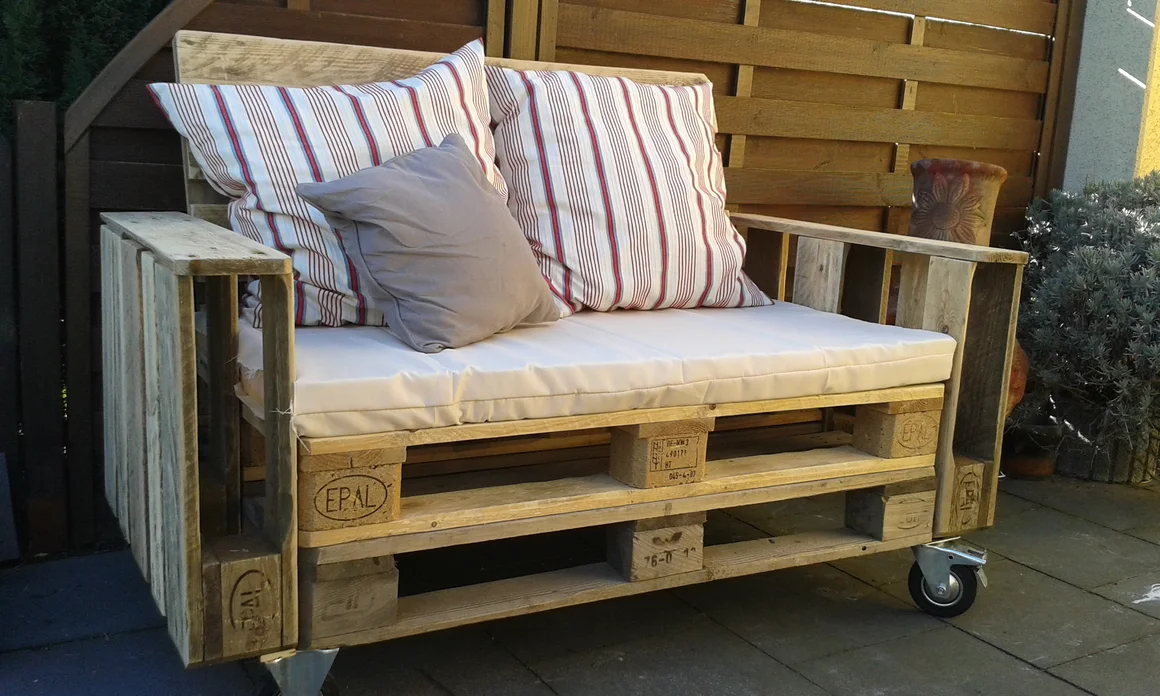 Palettensofa mit Rollen für den Garten