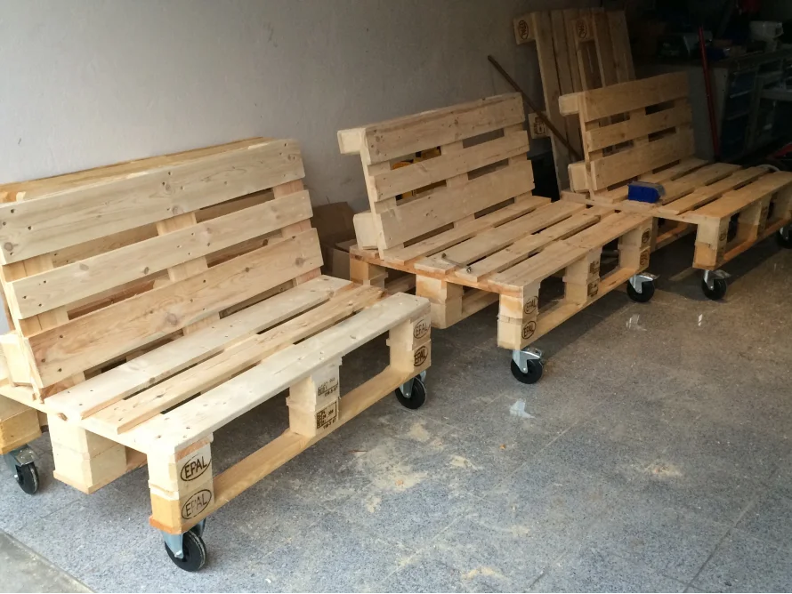 Drei Sitzbänke aus Paletten