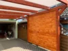 Holzcarport mit einem Dach aus durchsichtigem Material