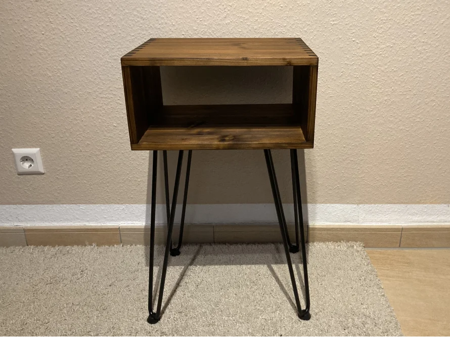 Kleiner Holztisch mit drei Beinen