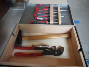 Werkzeugkasten mit Hammer und Schraubendrehern