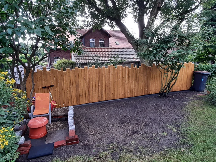 Neuer Holzzaun im Garten