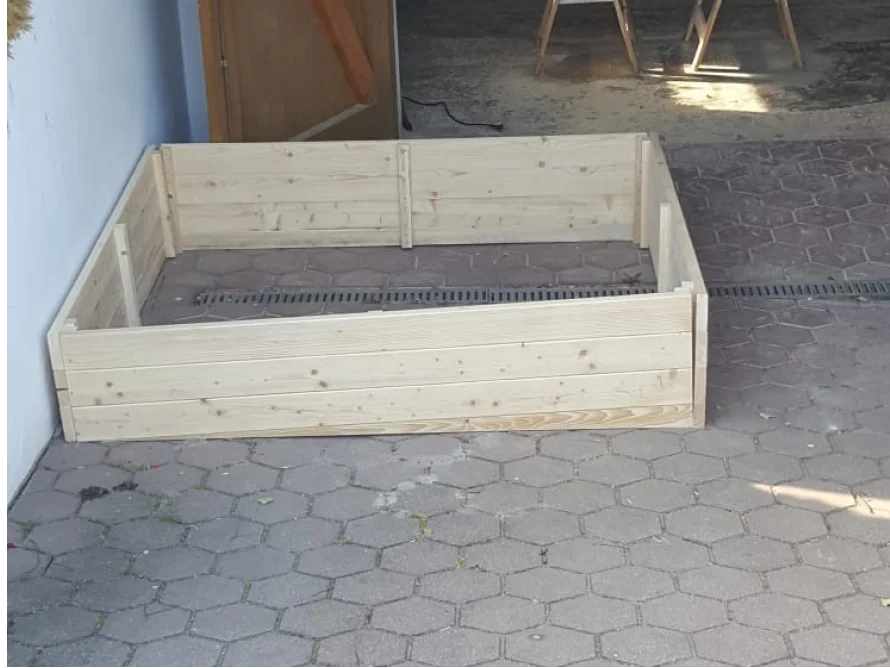 Holzrahmen auf Pflastersteinen