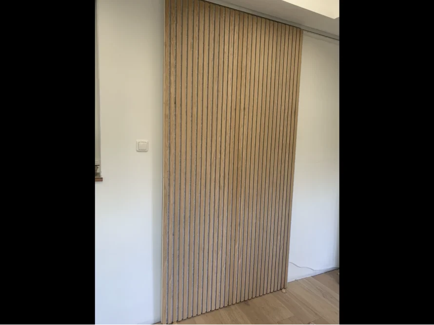 Eine Holzschiebetür mit vertikalen Holzlatten