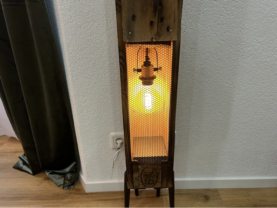 Stehlampe aus Holz mit Drahtkäfig